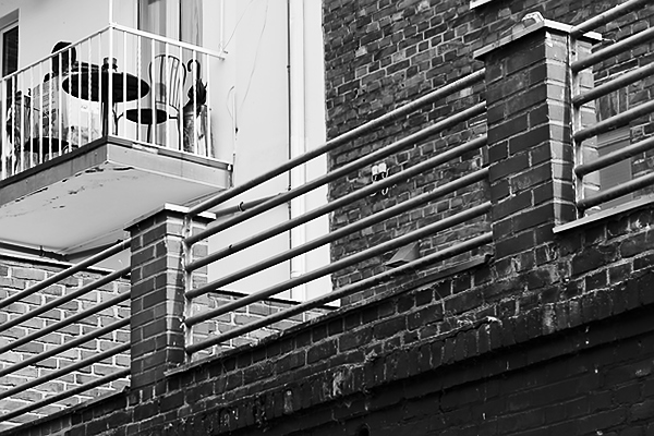 Ein Bild von einem Außengeländer aus der Düsseldorfer Altstadt, gemacht von Paul Niestroj